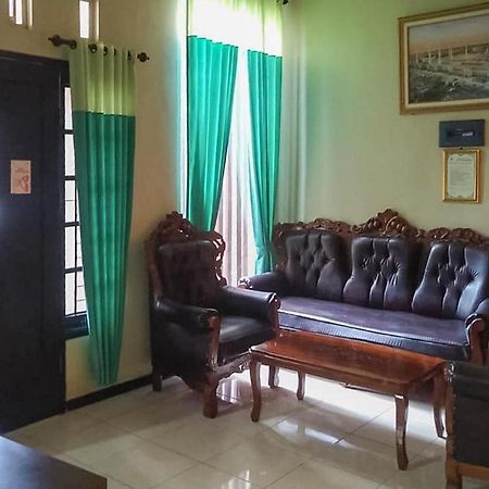 Baitussafar Ummi 1 Syariah Hotel Malang Exterior photo