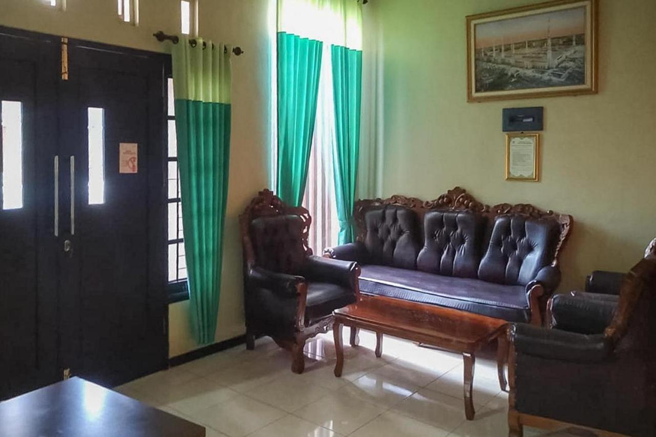 Baitussafar Ummi 1 Syariah Hotel Malang Exterior photo